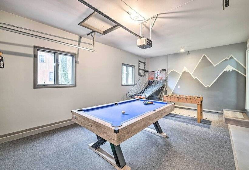 Hot Tub, Game Room & Fire Pit: Poconos Retreat