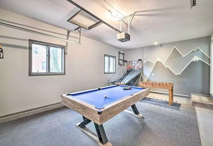 Hot Tub, Game Room & Fire Pit: Poconos Retreat