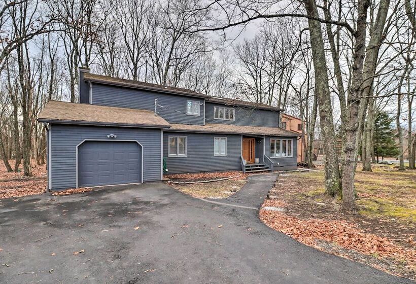 Hot Tub, Game Room & Fire Pit: Poconos Retreat