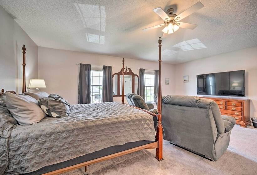 Game Room + Fenced Yard: Home Near Disney World!