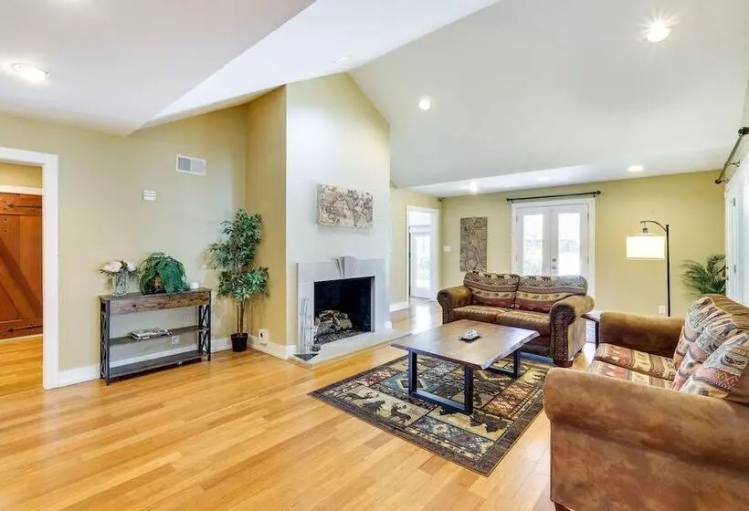 Spacious Prospect Cottage W/ Deck & Scenic Views