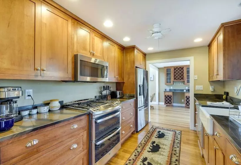 Spacious Prospect Cottage W/ Deck & Scenic Views