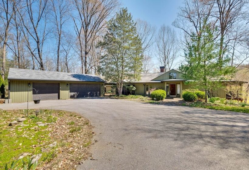 Spacious Prospect Cottage W/ Deck & Scenic Views