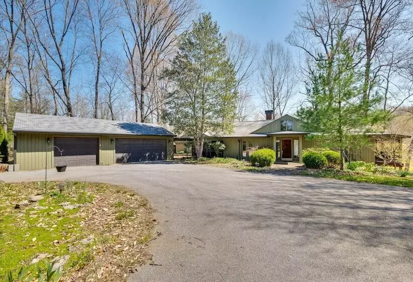 Spacious Prospect Cottage W/ Deck & Scenic Views