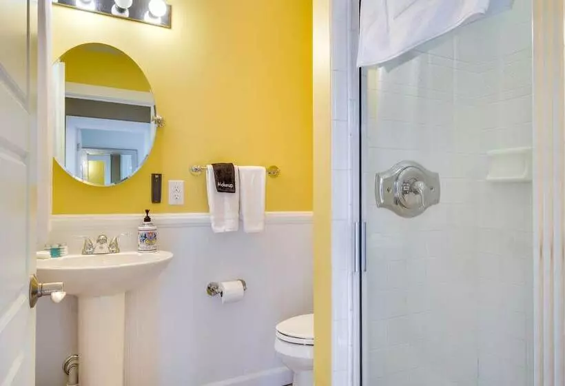 Spacious Prospect Cottage W/ Deck & Scenic Views