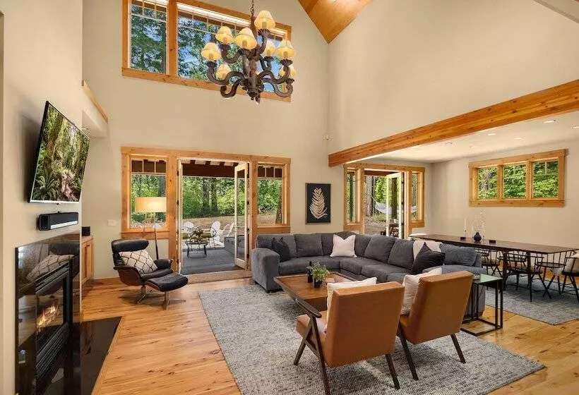 Hot Tub & Game Room: Home In Cle Elum