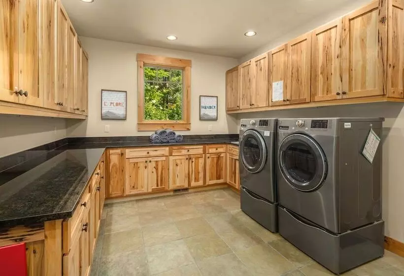 Hot Tub & Game Room: Home In Cle Elum