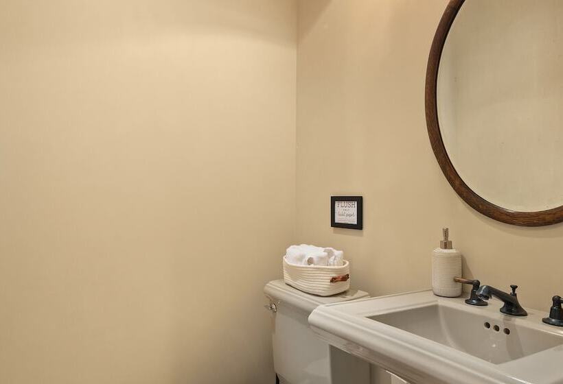 Hot Tub & Game Room: Home In Cle Elum