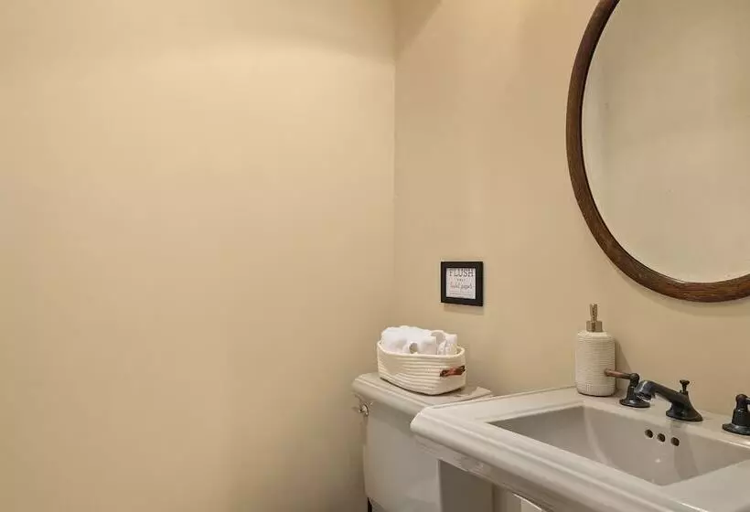 Hot Tub & Game Room: Home In Cle Elum