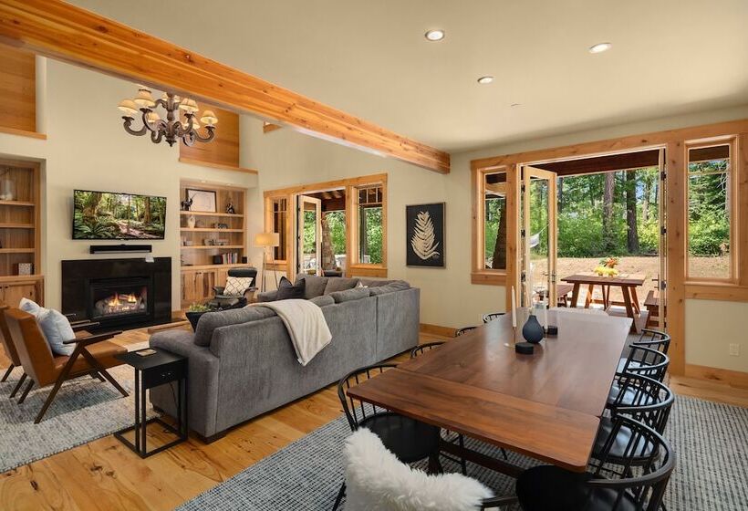 Hot Tub & Game Room: Home In Cle Elum