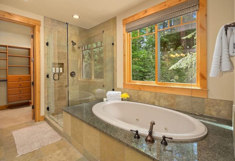 Hot Tub & Game Room: Home In Cle Elum