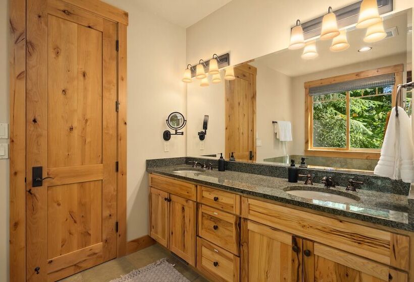 Hot Tub & Game Room: Home In Cle Elum
