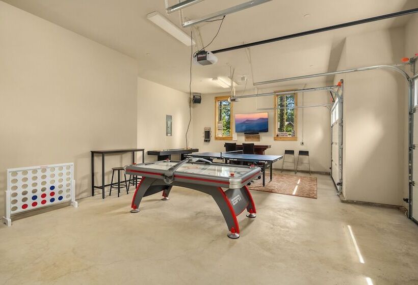 Hot Tub & Game Room: Home In Cle Elum