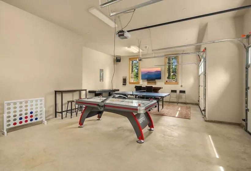 Hot Tub & Game Room: Home In Cle Elum