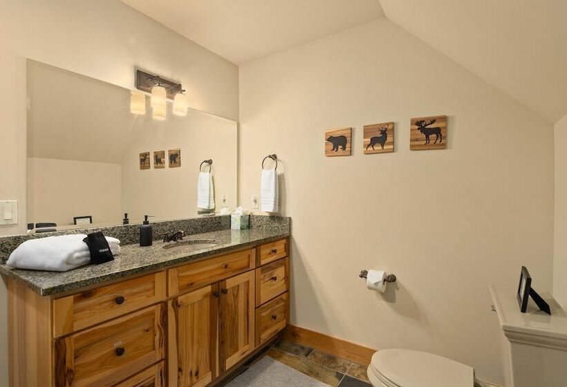 Hot Tub & Game Room: Home In Cle Elum