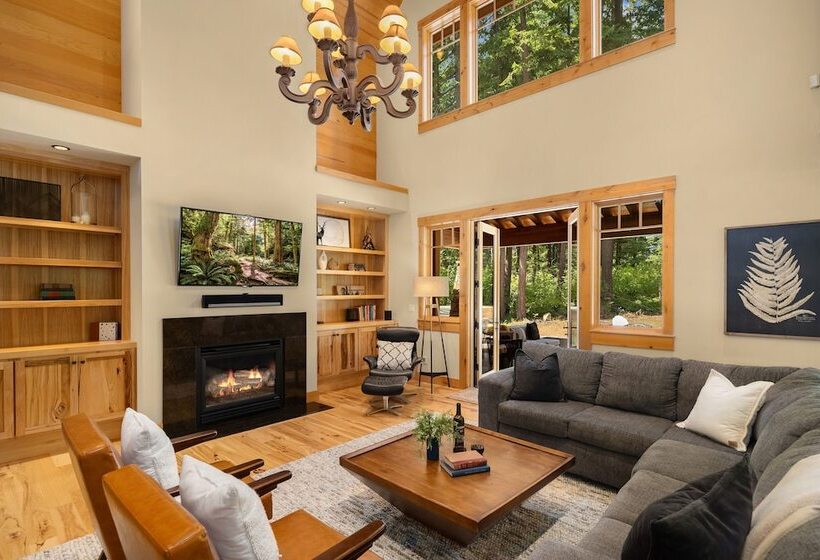 Hot Tub & Game Room: Home In Cle Elum