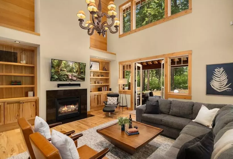 Hot Tub & Game Room: Home In Cle Elum