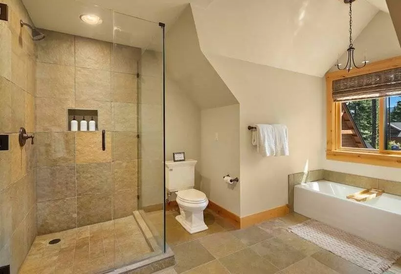 Hot Tub & Game Room: Home In Cle Elum