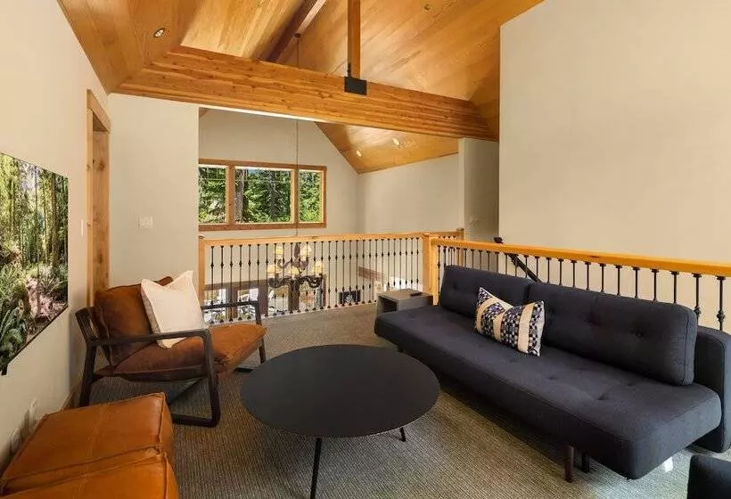 Hot Tub & Game Room: Home In Cle Elum