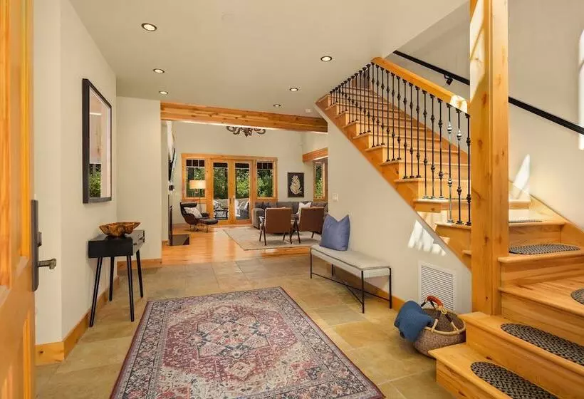 Hot Tub & Game Room: Home In Cle Elum