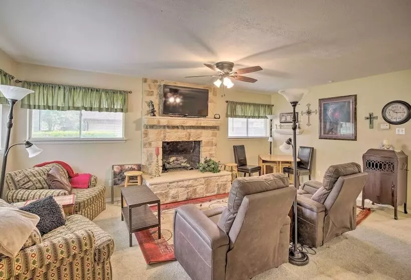 1 Mi To University Of Texas: Home In Richardson!