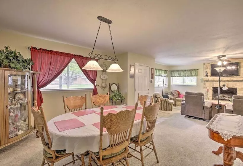 1 Mi To University Of Texas: Home In Richardson!