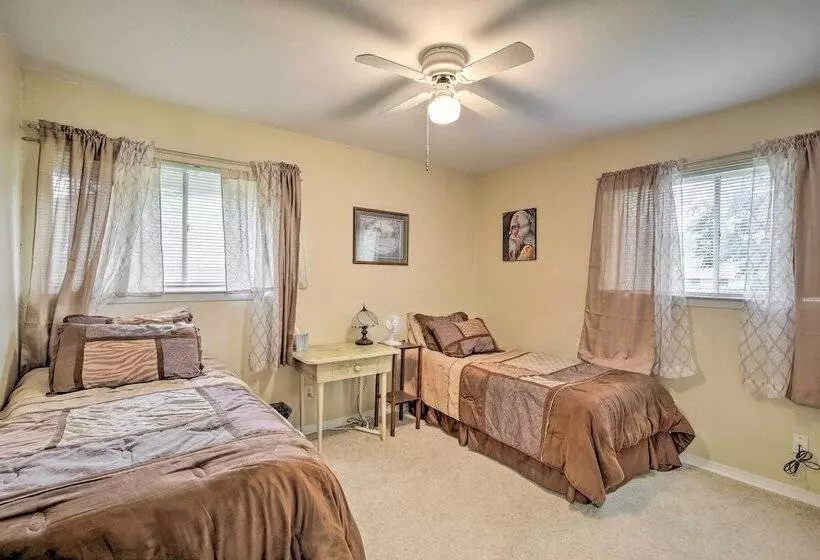 1 Mi To University Of Texas: Home In Richardson!