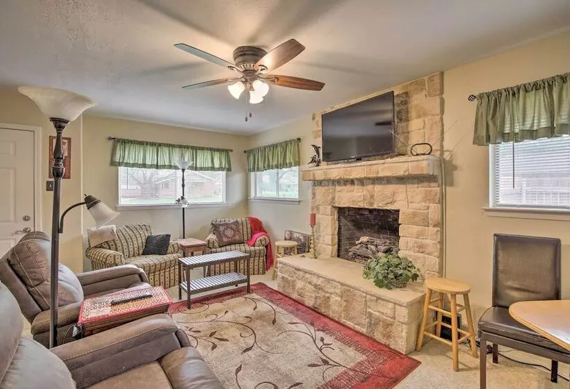 1 Mi To University Of Texas: Home In Richardson!