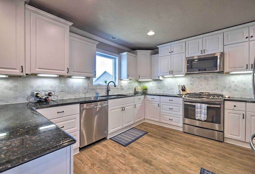 Updated Blue Door Haus ~ 1 Mi To Main St!