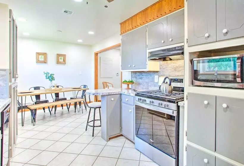 Woodward Home Near Crystal Beach Water Park!