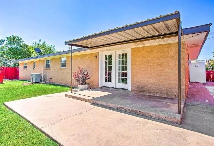 Woodward Home Near Crystal Beach Water Park!