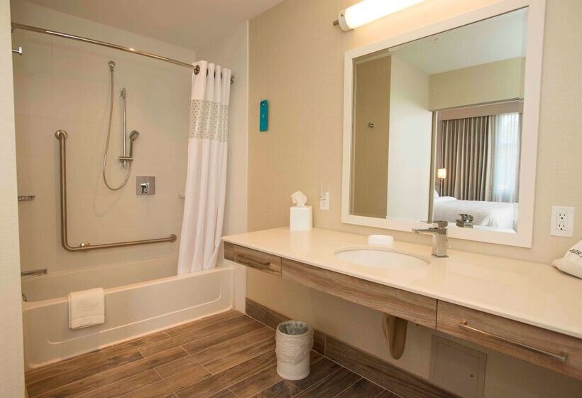 فندق Hampton Inn & Suites By Hilton Thunder Bay