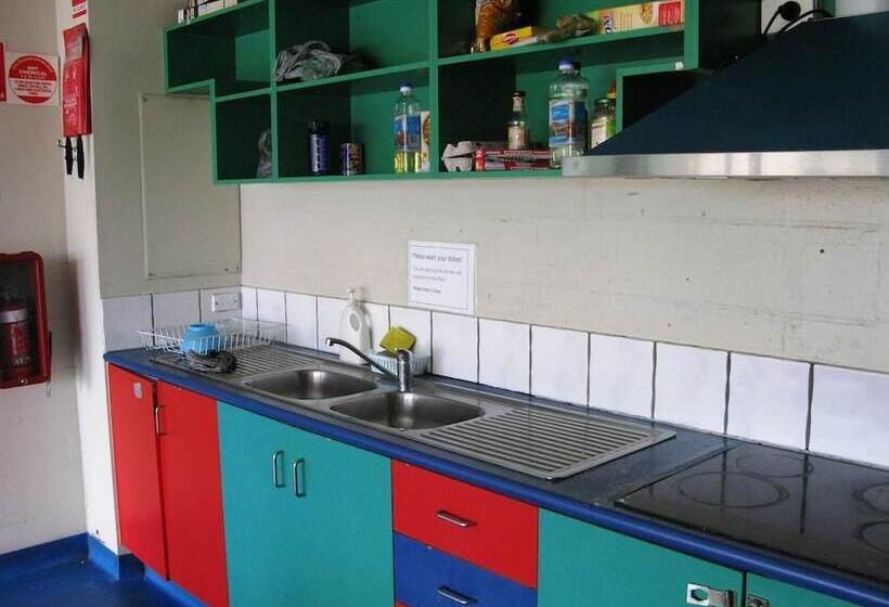 Отель Mooloolaba Backpackers