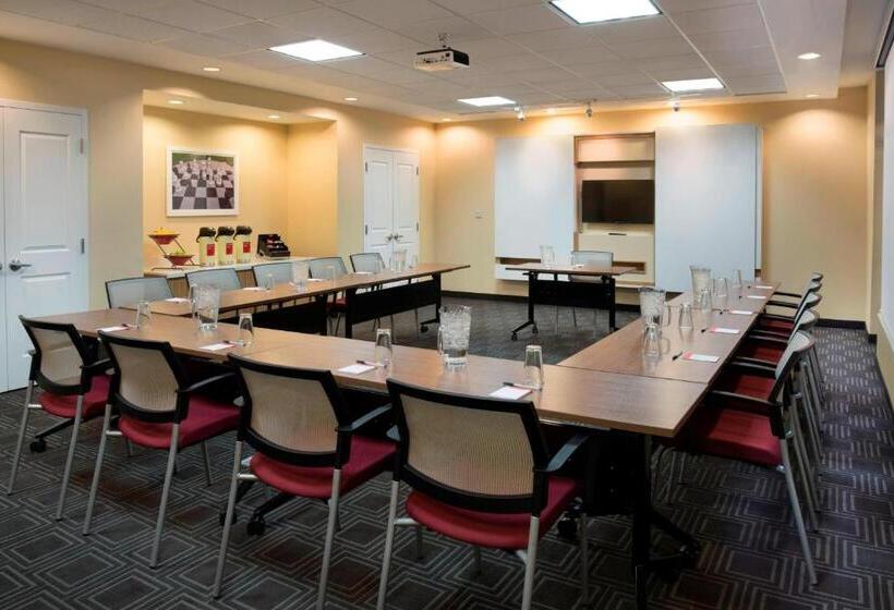 فندق Towneplace Suites By Marriott Ottawa Kanata