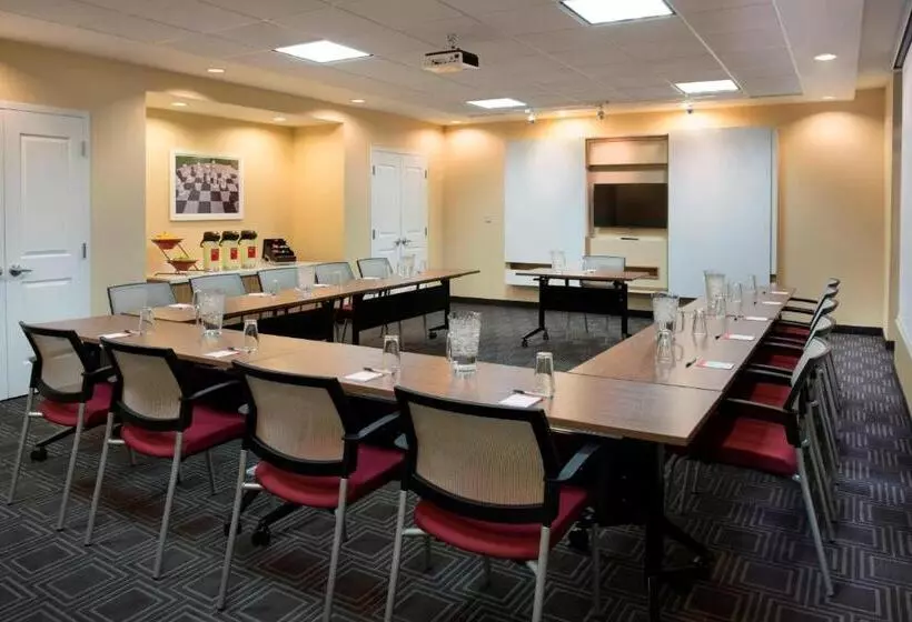 Hotelli Towneplace Suites By Marriott Ottawa Kanata