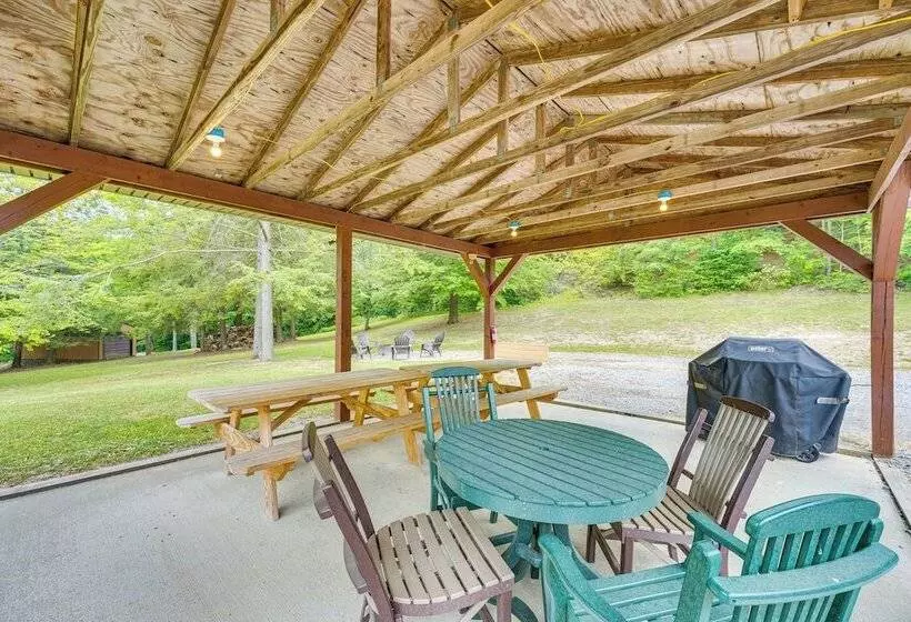 3 Acre Benezette Cabin: Hot Tub, Grill & Mtn View