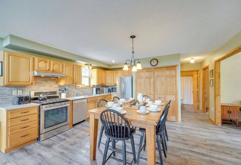 3 Acre Benezette Cabin: Hot Tub, Grill & Mtn View