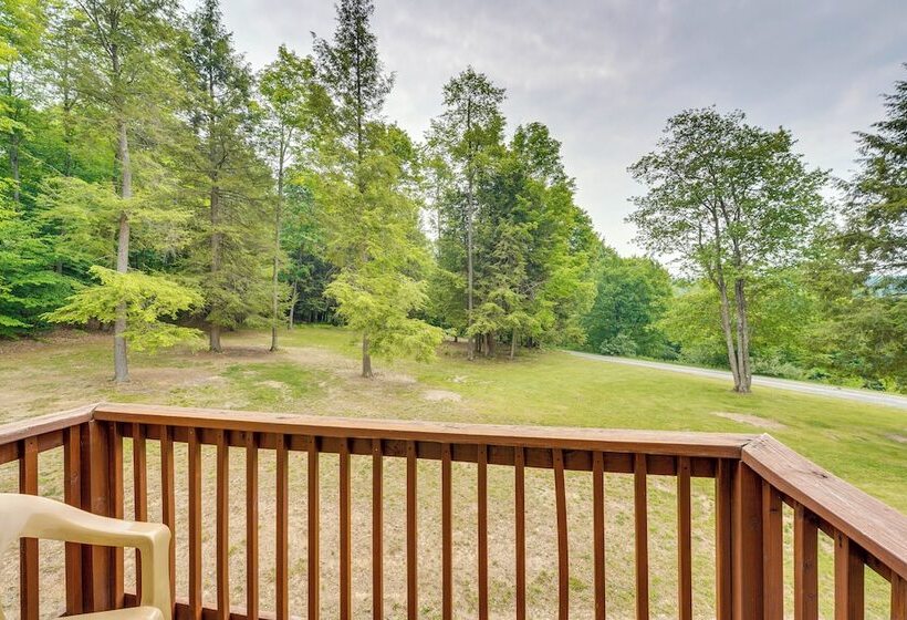 3 Acre Benezette Cabin: Hot Tub, Grill & Mtn View