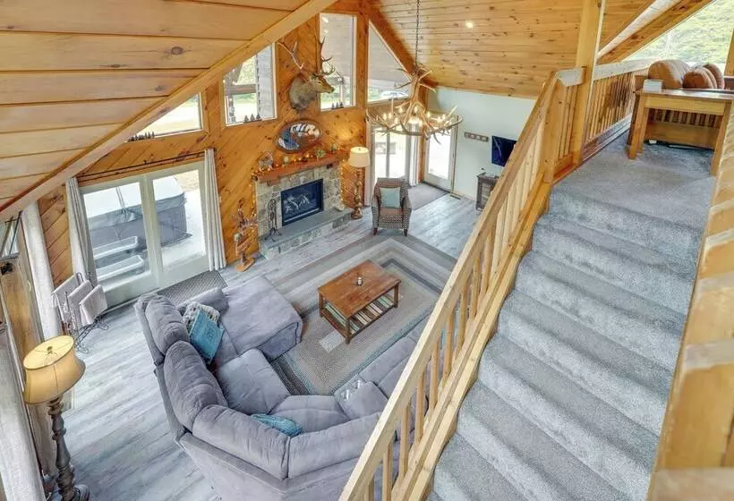 3 Acre Benezette Cabin: Hot Tub, Grill & Mtn View