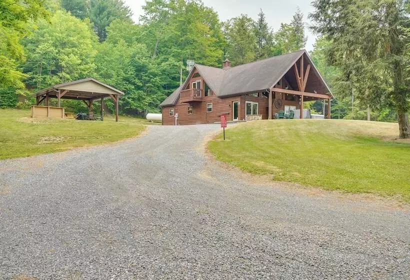 3 Acre Benezette Cabin: Hot Tub, Grill & Mtn View