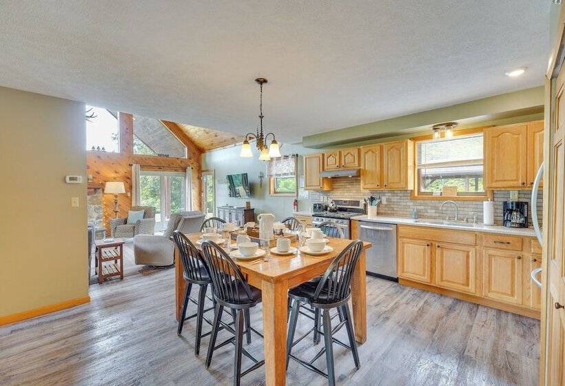 3 Acre Benezette Cabin: Hot Tub, Grill & Mtn View