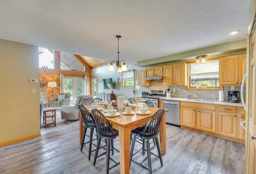 3 Acre Benezette Cabin: Hot Tub, Grill & Mtn View