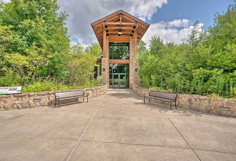 3 Acre Benezette Cabin: Hot Tub, Grill & Mtn View