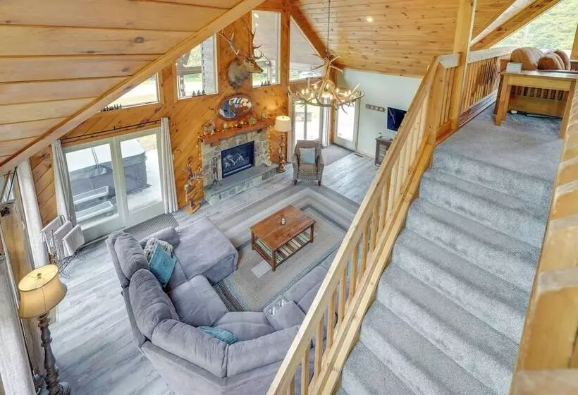 3 Acre Benezette Cabin: Hot Tub, Grill & Mtn View