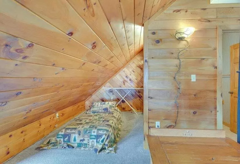 3 Acre Benezette Cabin: Hot Tub, Grill & Mtn View