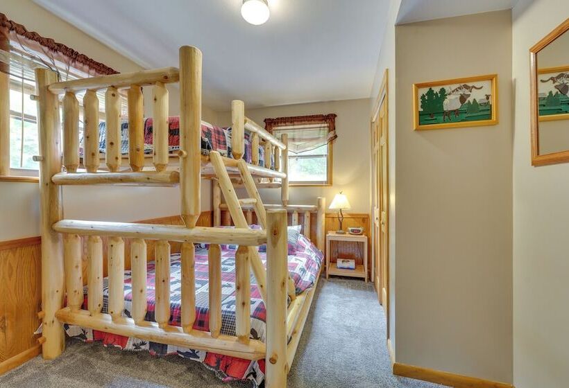 3 Acre Benezette Cabin: Hot Tub, Grill & Mtn View