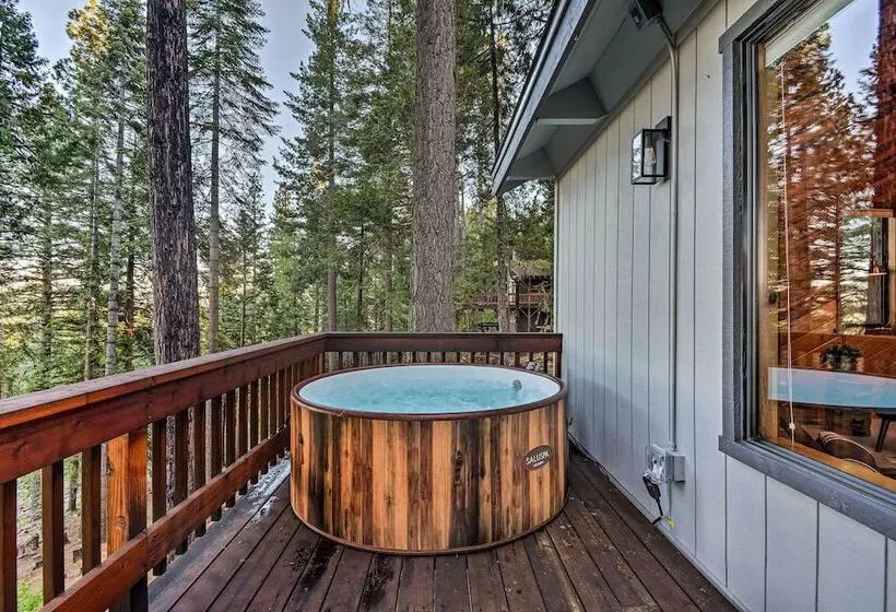 Hot Tub, Fire Pit & Epic Views: Arnold Cabin