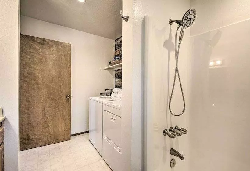 Hot Tub, Fire Pit & Epic Views: Arnold Cabin