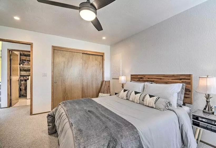 Hot Tub, Fire Pit & Epic Views: Arnold Cabin