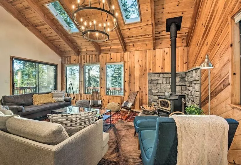 Hot Tub, Fire Pit & Epic Views: Arnold Cabin